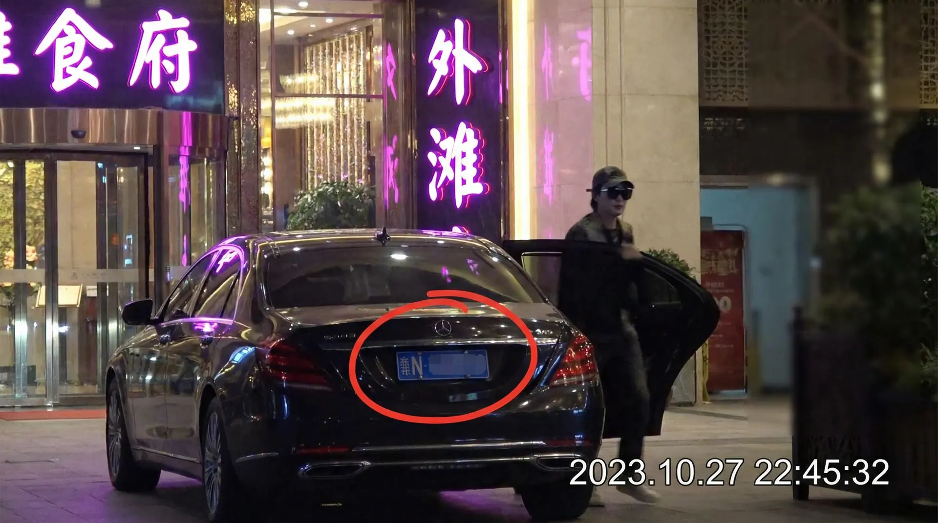 吃瓜暗网::吃瓜暗网交流社区 - 今日热点吃瓜暗网资讯站 - 豪车餐厅外被拍